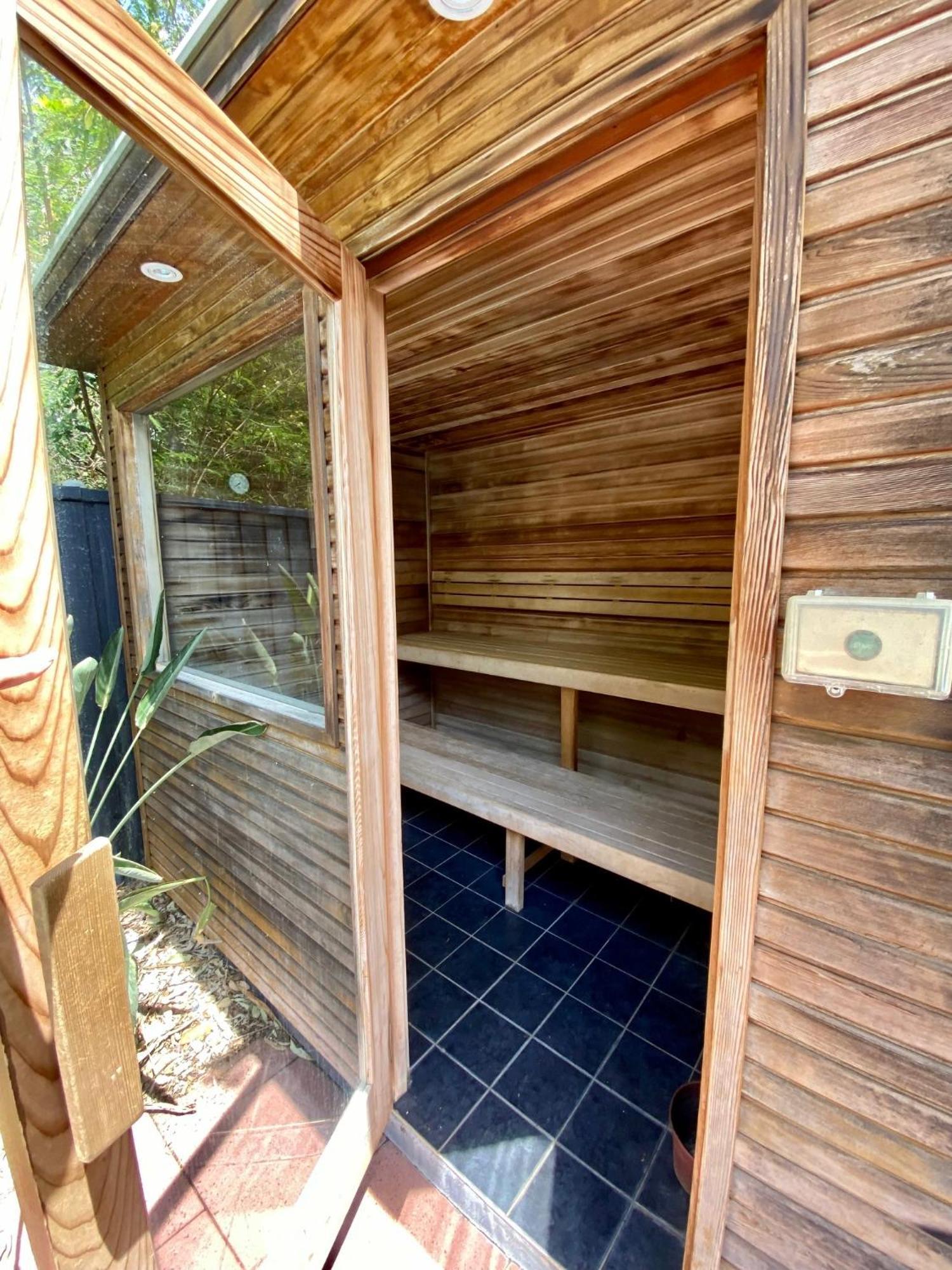 Quarterdecks Retreat Villa Urangan Bagian luar foto