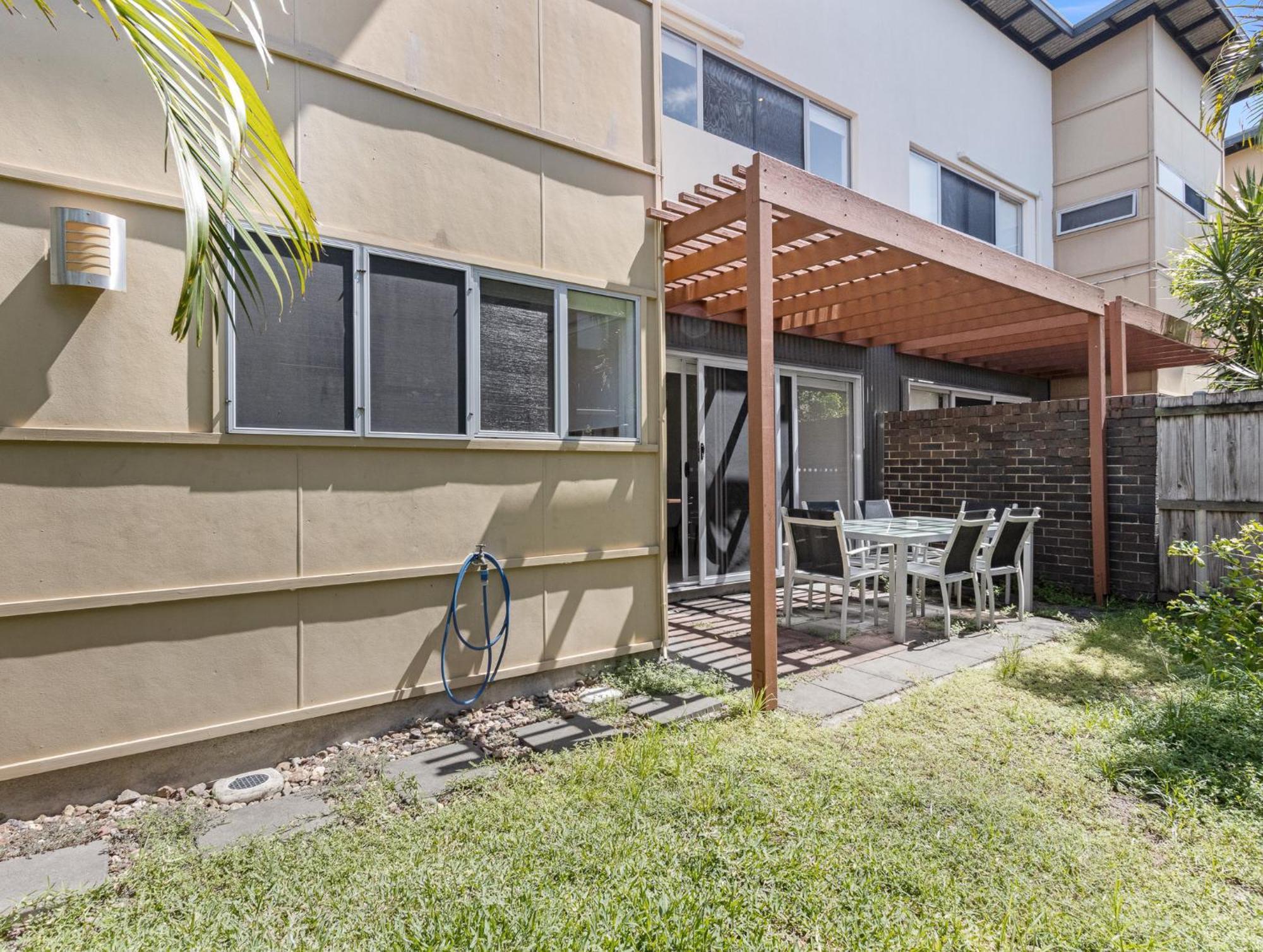 Quarterdecks Retreat Villa Urangan Bagian luar foto