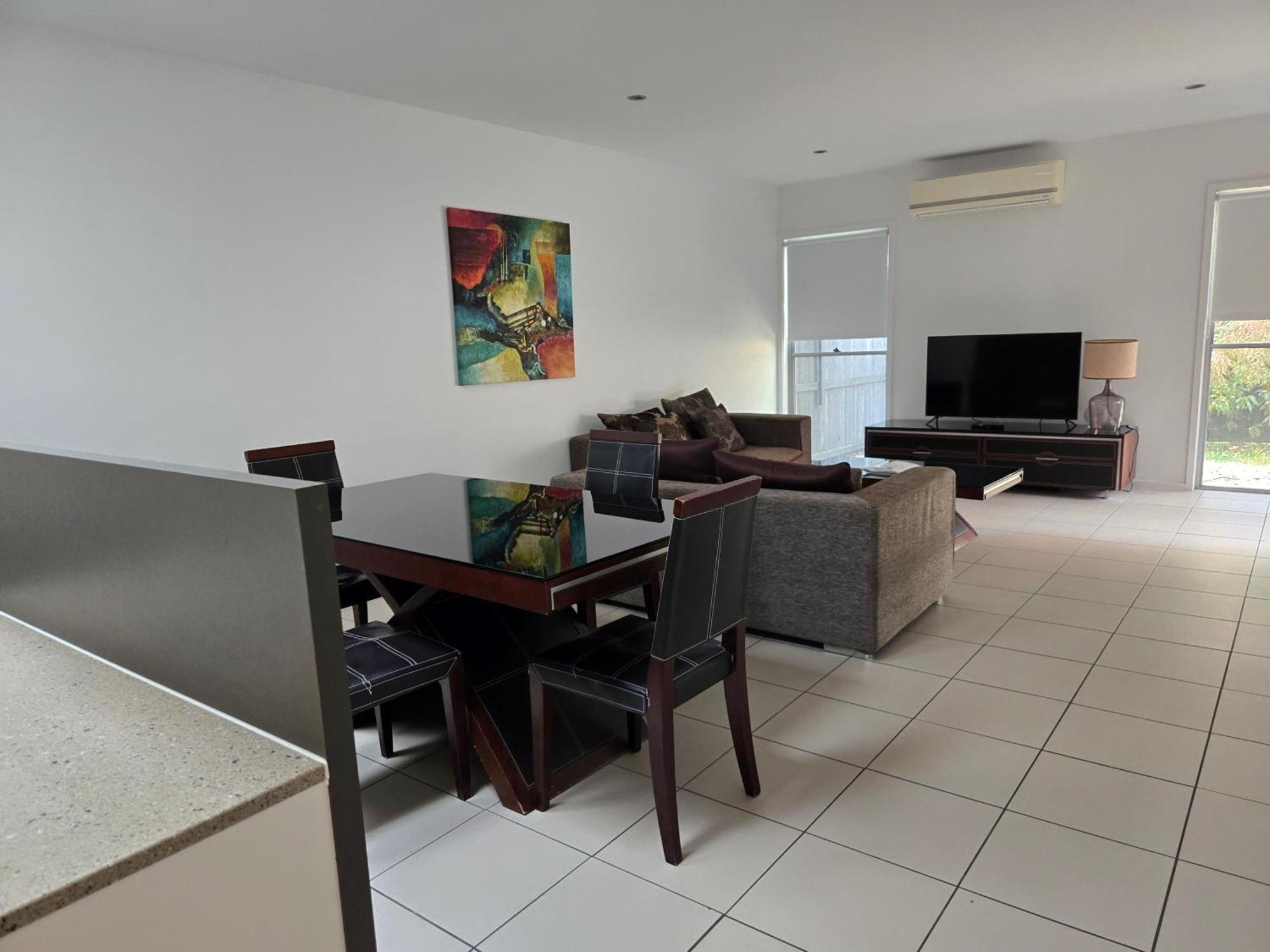 Quarterdecks Retreat Villa Urangan Bagian luar foto