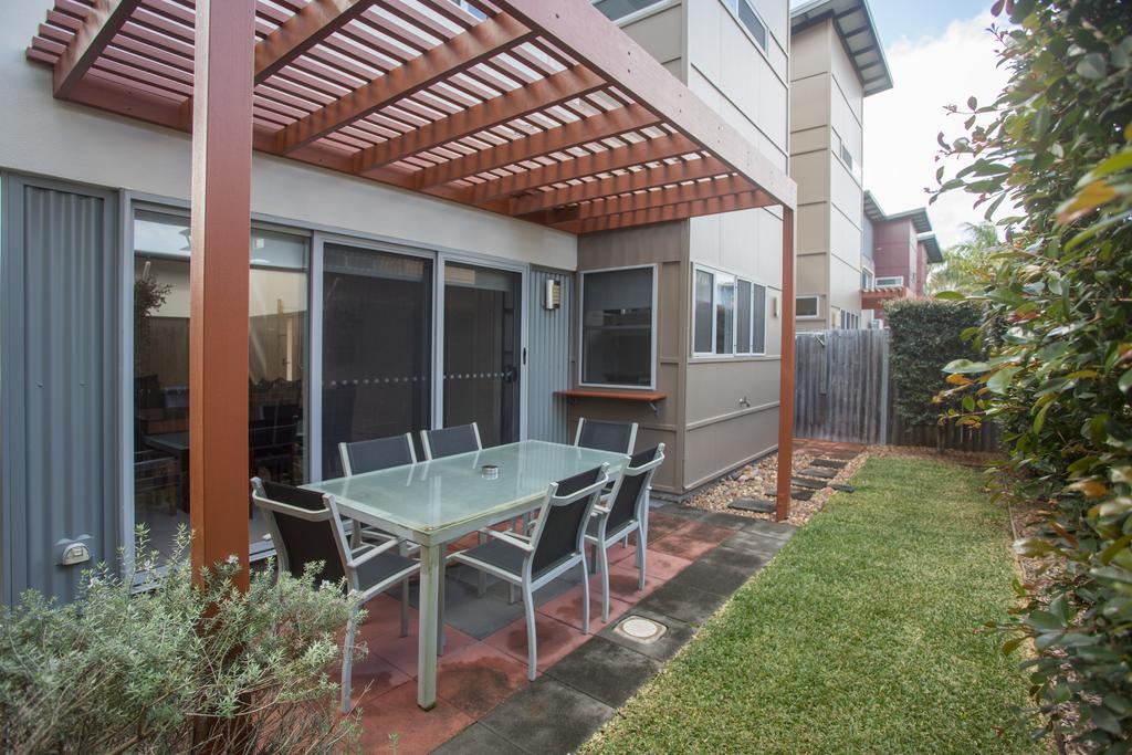 Quarterdecks Retreat Villa Urangan Bagian luar foto